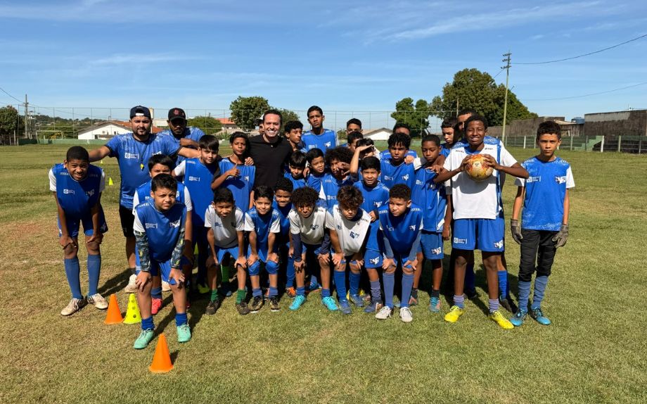 Projeto “Livro na Mão, Bola no Pé” atende mais de 2,6 mil crianças com apoio de Diego Guimarães